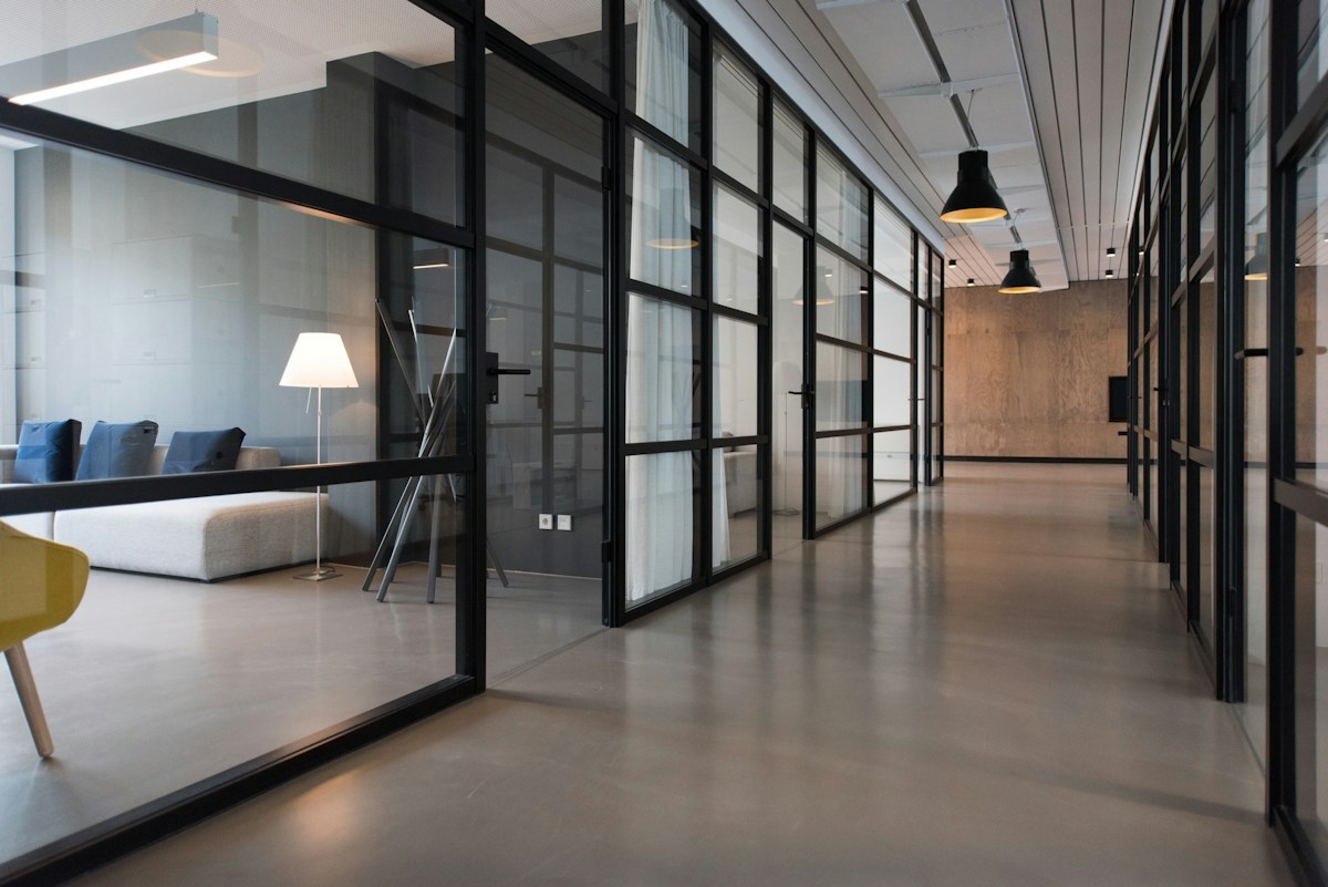 Espace de travail contemporain lumineux — photographie d’illustration